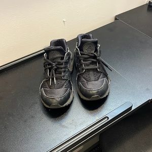 Black Nike huaraches